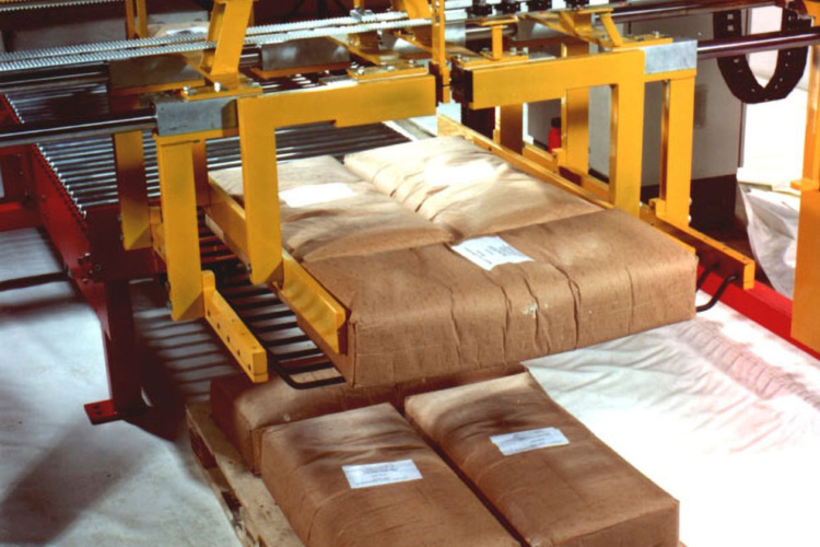 layer palletizer with yellow red bags