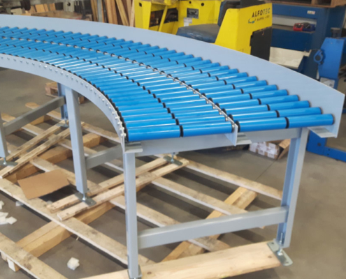 Roller conveyor with curve