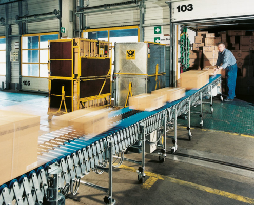 Shears roller conveyor moves packages