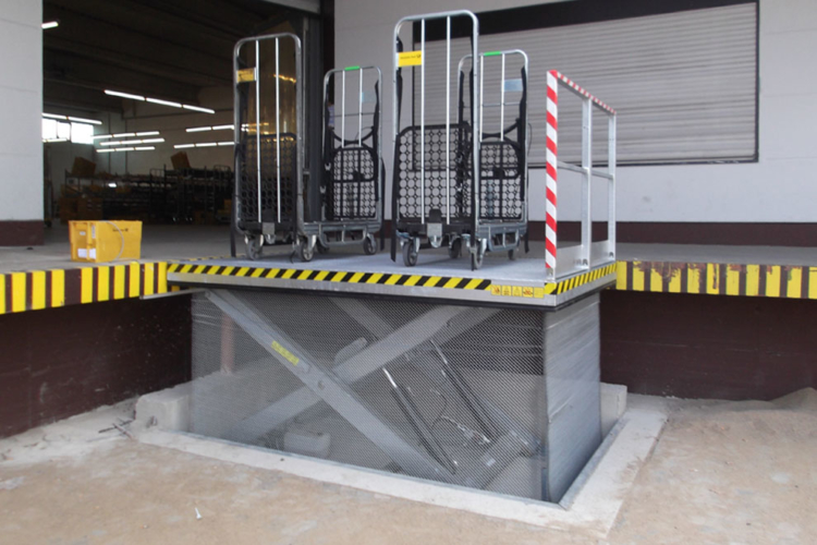 loading lift table with transported material
