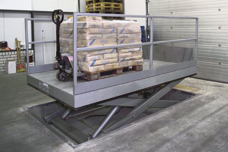 loading lift table with pallet