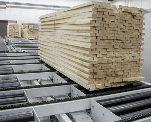 Roller conveyor with wooden plates