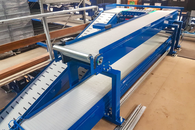 apron conveyor on several levels